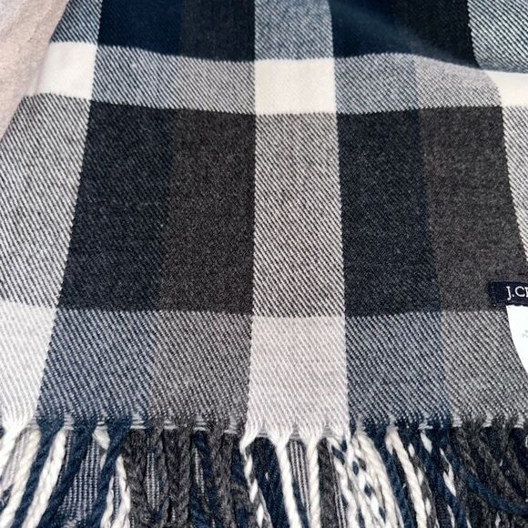 J Crew 50” x 60” lightweight blanket/scarf NWOT - Picture 4 of 4